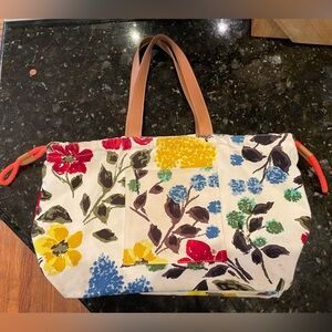 Boden floral tote with leather handles. Interior and exterior pockets.